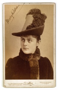 Mary Vetsera, Geliebte des Kronprinzen Rudolf, 1871 - 1889. Porträtphotographie, Rufpreis € 1.000