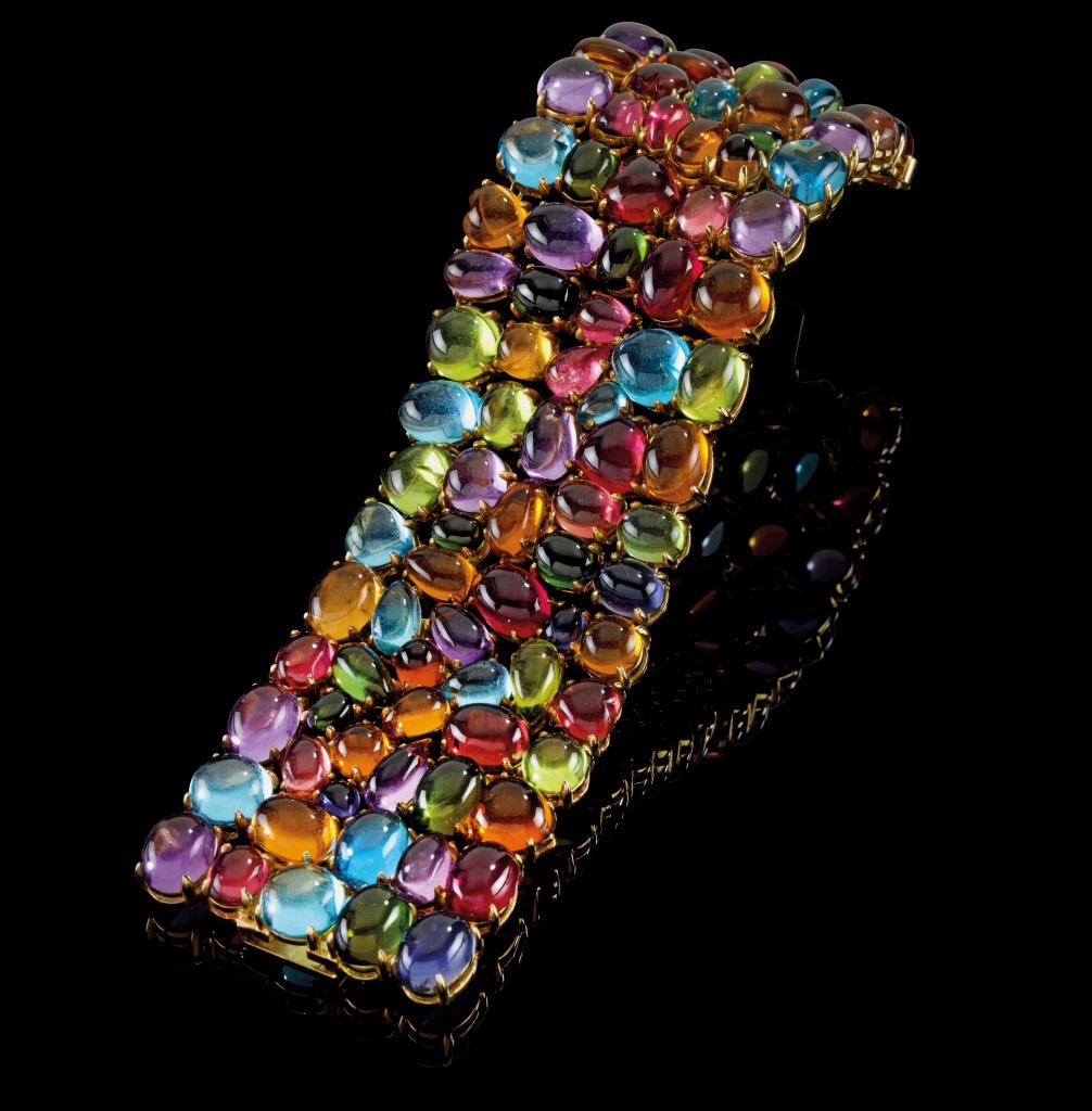 Bunte Vielfalt: Das Bulgari-Armband ist mit Turmalinien, Citrinen, Amethysten, Topasen, Iolithen, Peridoten (zus. ca. 250 ct) bestückt. Schätzwert € 20.000 – 30.000, Auktion Juwelen 26. November 2015