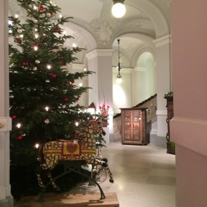 das weihnachtlich dekorierte Foyer im Palais Dorotheum