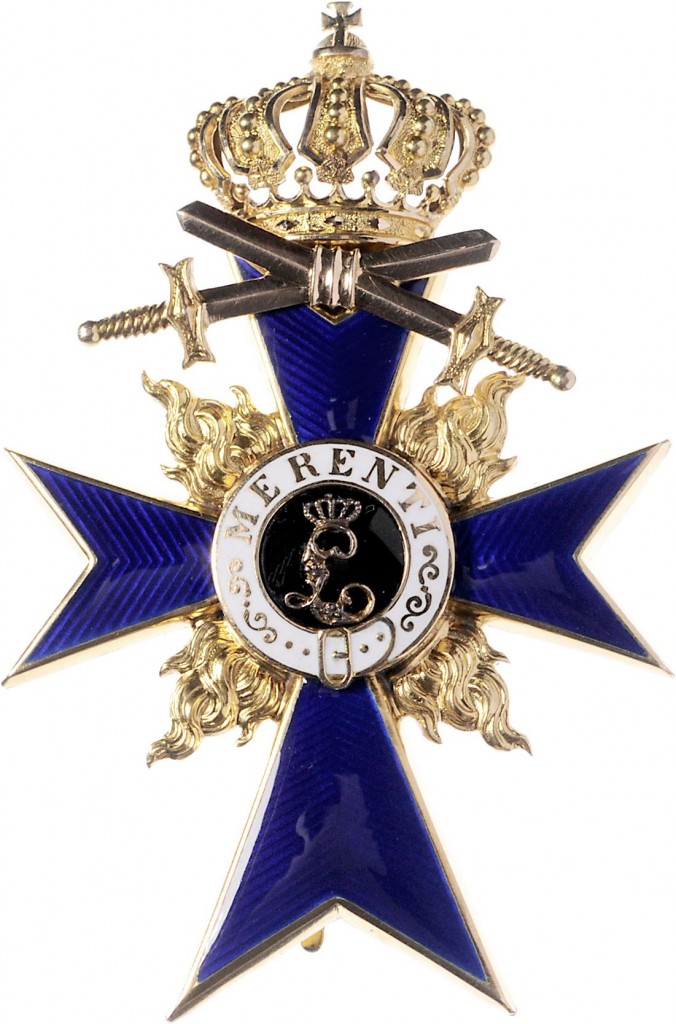 Militär -Verdienstorden, Offizierskreuz mit Schwertern, Gold-emailliert, erzielter Preis € 6.769