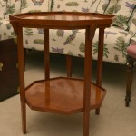 English Interiors: Oktogonaler Beistelltisch, Rufpreis € 450