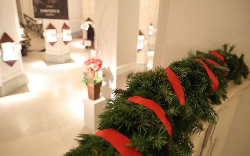 Weihnachtsgeschenke im Dorotheum: Eingangshalle in Weihnachtsdeko