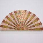 Miriam Shapiro, Pink Light Fan, 1979 Acryl auf Leinwand, Textilapplikationen, Collage / acrylic on canvas, textile applications, collage, 123,5 x 246 x 8,8 cm Museum moderner Kunst Stiftung Ludwig Wien, Leihgabe der Österreichischen Ludwig-Stiftung / On loan from the Austrian Ludwig Foundation, seit /since 1989 Photo: mumok / Sabine Klimpt © Bildrecht Wien 2017