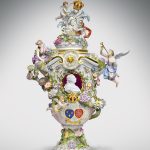 Prachtvolle Deckelvase mit dem Porträt Ludwig XV, Meissen - Antiquitäten 26. April 2017, € 100.000 - 150.000