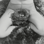 Birgit Jürgenssen, Nest, 1979 S/W-Fotografie © Estate Birgit Jürgenssen / Courtesy of Galerie Hubert Winter, Wien / Bildrecht Wien 2016 SAMMLUNG VERBUND, Wien