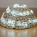 Mario Merz, Igloo di Giap, 1968, Eisengestell, mit Lehm gefüllte Plastiksäcke, Neon, Batterien, Akkus, Höhe 120 cm, Durchmesser 200 cm, Leihgabe. Foto: Centre Pompidou, MNAM-CCI, Dist. RMN-Grand Palais, © Bildrecht Wien, 2017