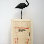 Mark Dion, The Tar Museum – Flamingo, 2006, Transportkiste aus Holz, Teer, Flamingoattrappe, Österreichische Privatsammlung, Courtesy Georg Kargl Fine ArtsCourtesy Mark Dion and Georg Kargl Fine Arts, Vienna