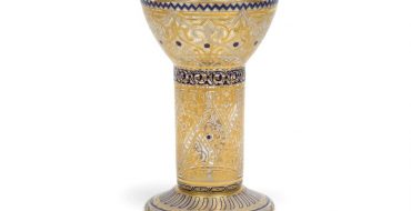 Dieser Becher besticht durch seine orientalischen Verzierungen.