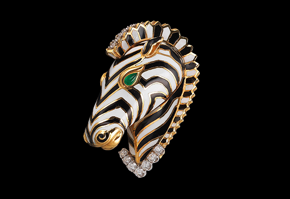David Webb Brosche Kingdom Zebra, Gold 750, tlw. emailliert, Brillanten zus. ca. 1 ct, Smaragde im Cabochonschliff, 46 g, Arbeit um 1970, € 7.000 - 10.000