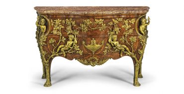 Außergewöhnliche Kommode im Régence-Stil, sog. Vogelfänger-Kommode, Ausführung von Maison MILLET um 1890/1900, ca. 94 x 146 x 64 cm, € 80.000 – 100.000