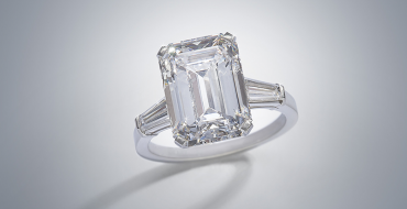 Bulgari Diamantring 6,03 ct, Platin 950, Diamant im Smaragdschliff 6,03 ct, zwei Diamanten im Trapezschliff zus. ca. 0,40 ct, Ringschiene signiert Bulgari, 5,3 g, RW 51, Etui, GIA Gutachten von 2019 liegt bei, Schätzwert € 200.000 – 300.000