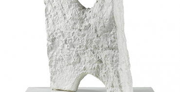 Franz West (1947-2012), BI 4 (Paßstück), 1990, betitelt mit Schablone (?) BI 4 (Biennale Paßstück 4 of 11 exhibited), bemalter Aluminiumguss, 49 x 50 x 10 cm, Sockel 69 x 60 x 63 cm, Schätzwert € 70.000 – 100.000