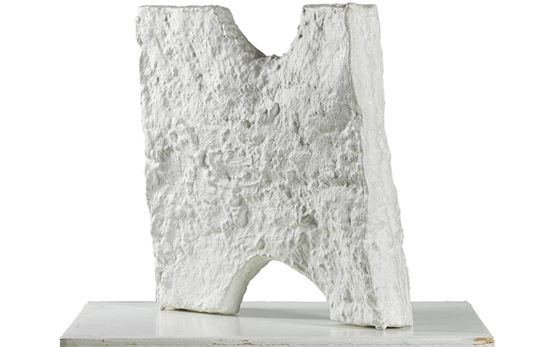 Franz West (1947-2012), BI 4 (Paßstück), 1990, betitelt mit Schablone (?) BI 4 (Biennale Paßstück 4 of 11 exhibited), bemalter Aluminiumguss, 49 x 50 x 10 cm, Sockel 69 x 60 x 63 cm, Schätzwert € 70.000 – 100.000