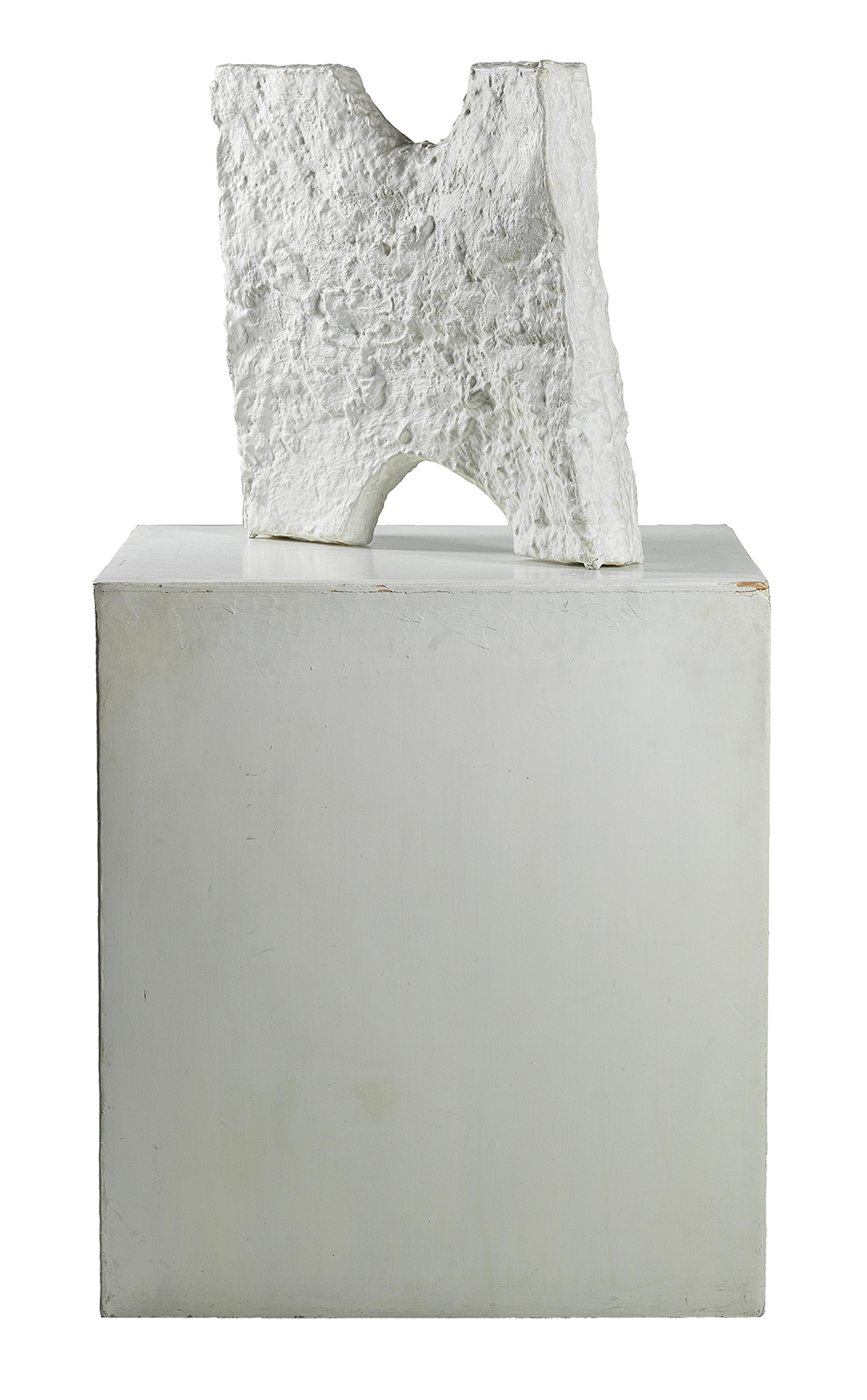 Franz West (1947-2012), BI 4 (Paßstück), 1990, betitelt mit Schablone (?) BI 4 (Biennale Paßstück 4 of 11 exhibited), bemalter Aluminiumguss, 49 x 50 x 10 cm, Sockel 69 x 60 x 63 cm, Schätzwert € 70.000 – 100.000