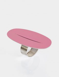 Lucio Fontana, Ellisse-Armreif, MOD LF4, 1967 Silber rhodiniert, rosa lackiert und geschliffen, 15,4 x 6,7 x 6,5 cm Schätzwert € 15.000 – 20.000