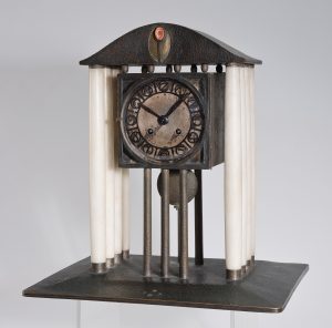 Josef Hoffmann, Tisch- bzw. Kaminuhr (Originaltitel: "Uhr"), Wiener Werkstätte, Wien, 1903, SChätzwert €100.000 – 150.000