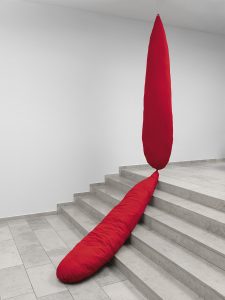 Sterling Ruby, 2 drops, 2011, roter Stoff und künstliche Füllfasern, 497 x 50,8 x 25,4 cm, Auktion Zeitgenössische Kunst 1. Dezember 2021, Schätzwert € 35,000 – 50,000