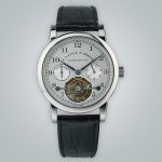 A. Lange & Söhne, Glashütte I/SA
Tourbillon Pour le Mérite, sehr seltene
Armbanduhr in Platin mit Gangreserveanzeige
und Tourbillon, Referenz 701.005, um 1995
erzielter Preis € 321.750 Armbanduhr in Platin mit Gangreserveanzeige und Tourbillon, Referenz 701.005, um 1995 erzielter Preis € 321.750