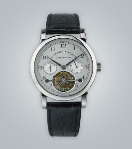 A. Lange & Söhne, Glashütte I/SA Tourbillon Pour le Mérite, sehr seltene Armbanduhr in Platin mit Gangreserveanzeige und Tourbillon, Referenz 701.005, um 1995 Schätzwert € 200.000 – 300.000