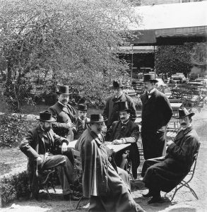 Board of the Berlin Secession, 1902, f. l. t. r.: August Gaul, Max Slevogt, Fritz Klimsch, Lovis Corinth, Max Liebermann; standing in the back are Paul Cassirer, Ludwig von Hofmann and Walter Leistikow