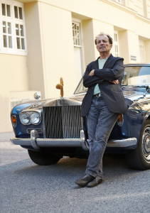 Franz West vor seinem Rolls-Royce Silver Shadow mit einem der sechs Passstücke. Die vorliegende Arbeit von Polanszky war eine Anzahlung für das Auto. © Foto: Jens Preusse; © Archiv Franz West; © Estate Franz West