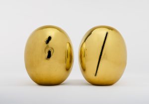 Lucio Fontana, Concetto spaziale, natura, 1967 2 Elemente, poliertes Messing jedes 27 x 22 x 22 cm Edition 423/500 Schätzwert € 90.000 – 120.000
