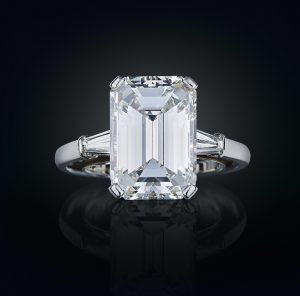 Diamond ring 6.71 ct, platinum 950, emerald cut diamond 6.71 ct, two trapezoid cut diamonds together c. 0.25 ct, estimate €70,000 – 120,000
