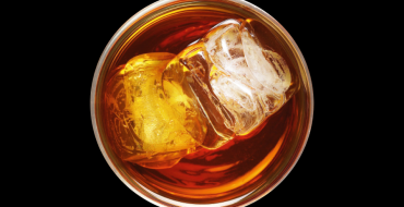 Ein Glas Whiskey auf Eis