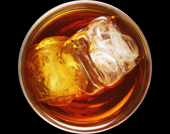 Ein Glas Whiskey auf Eis