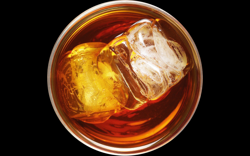 Ein Glas Whiskey auf Eis