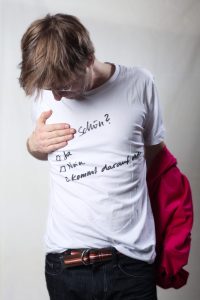 Selbstporträt mit Linz09-Shirt für steirischer Herbst Kabarett, 2022 © eSeL