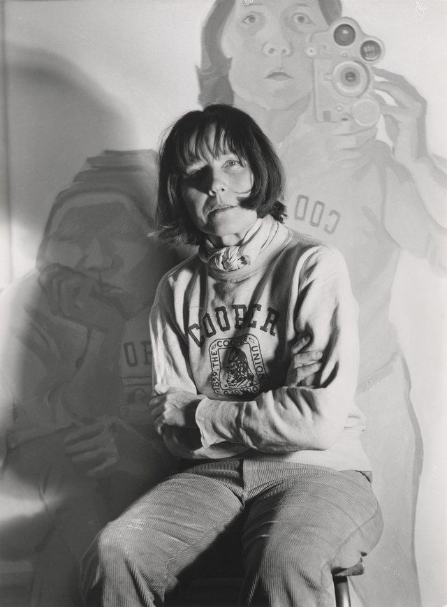 Selbstporträt von Maria Lassnig vor „Doppelselbstporträt mit Kamera“, New York, 1974 Foto: Wikimedia