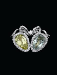 Seltene Diamantbrosche Diamantrauten zus. ca. 0,30 ct, folierter Aquamarin ca. 1,60 ct, folierter Chrysoberyll ca. 2,20 ct, Arbeit um 1800 Schätzwert € 900 – 1.500