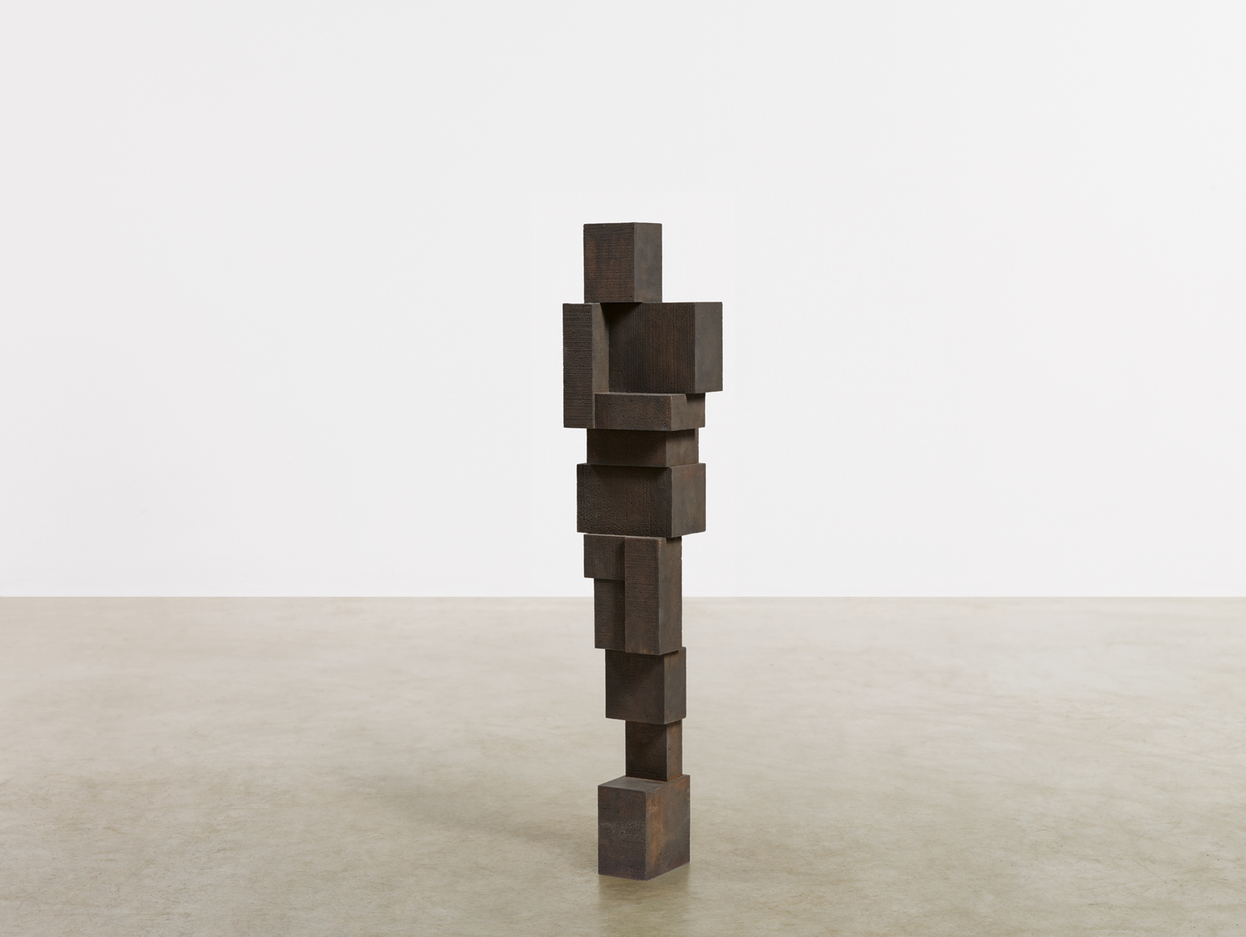 Gormley-Montage-BGL Antony Gormley „Small Splice IV“, 2013 Eisenguss, 101,5 x 21 x 14 cm Schätzwert € 280.000 – 380.000