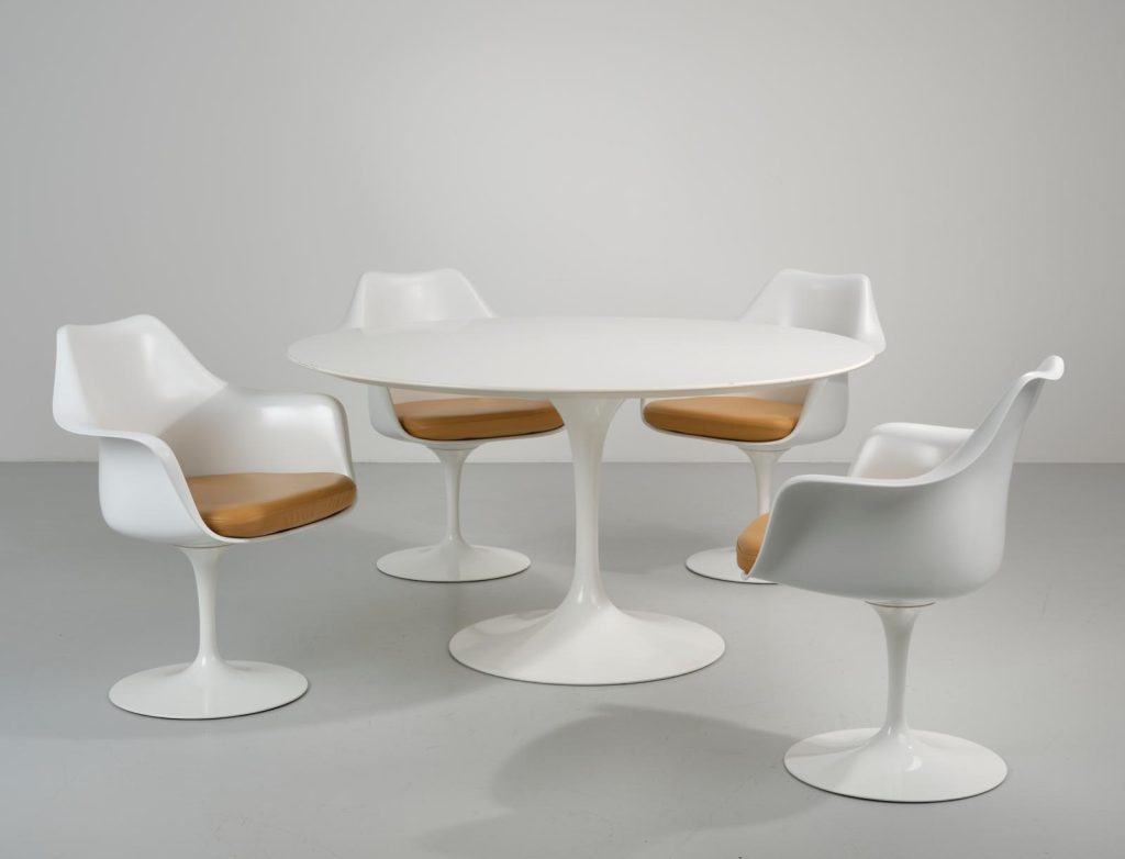 Essgruppe: Esstisch 'Tulip' mit Satz von vier Tulip Armlehnstühlen, Entwurf Eero Saarinen 1956, für Knoll International